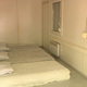 Imagen para el artículo titulado Alquila por Airbnb una "casa limpia con baño privado". Es un contenedor de transporte en medio de la carretera